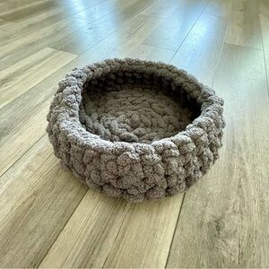 Plush Knit Round Pet Bed in gray